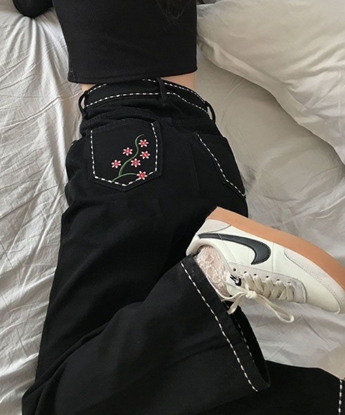 AsRiRe(アスリレイ)の「バックししゅう デザインステッチ ワイドデニムパンツ(デニムパンツ・レディース・ブラック・S/M/L)」の1枚目の写真