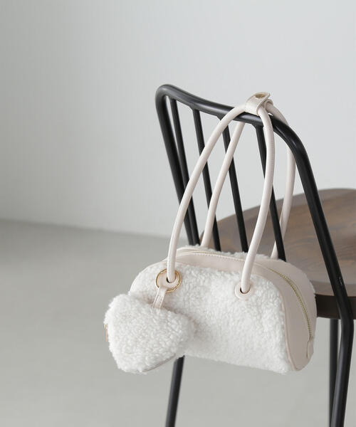 NATURAL BEAUTY BASIC（ナチュラルビューティーベーシック）の「◇【美人百花掲載】ハートチャームシープボストンバック（ボストンバッグ・レディース・ベージュ/オフホワイト・ﾌﾘ-）」の5枚目の写真