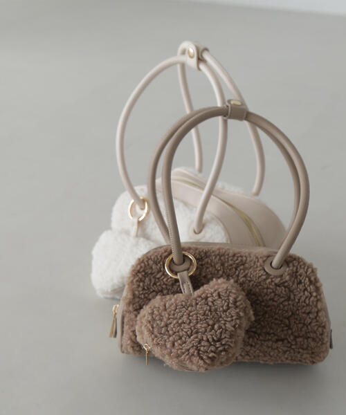 NATURAL BEAUTY BASIC（ナチュラルビューティーベーシック）の「◇【美人百花掲載】ハートチャームシープボストンバック（ボストンバッグ・レディース・ベージュ/オフホワイト・ﾌﾘ-）」の2枚目の写真