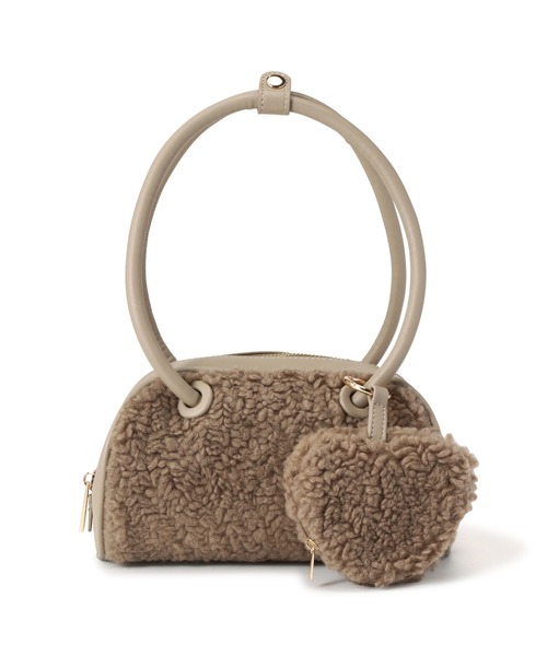 NATURAL BEAUTY BASIC（ナチュラルビューティーベーシック）の「◇【美人百花掲載】ハートチャームシープボストンバック（ボストンバッグ・レディース・ベージュ/オフホワイト・ﾌﾘ-）」の4枚目の写真