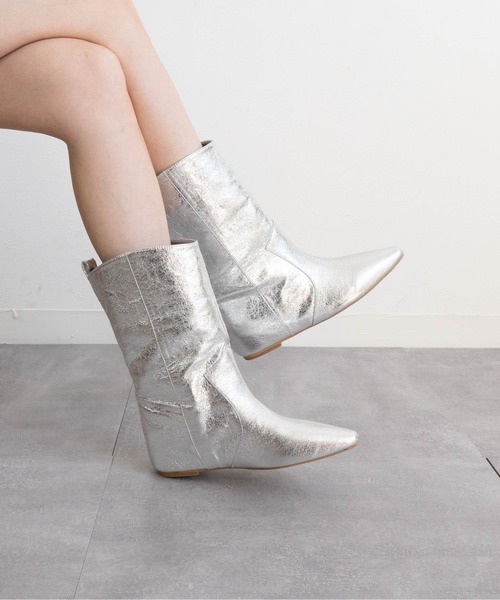 Fabby fabby(ファビィーファビィー)の「インヒールワイドシャフトミドルブーツ(ブーツ・レディース・ベージュ/ブラック/シルバー・LARGE/MEDIUM/SMALL)」の3枚目の写真