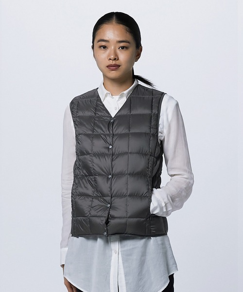 TAION(タイオン)の「【TAION(タイオン)】〈ウィメンズ〉ベーシック Vネックボタン インナーダウンベスト(ダウンベスト・レディース・チョコ/ネイビー系6/カーキ/サンドベージュ/オフホワイト/レモンイエロー/オレンジ/オリーブ/グレー/ライトグレー/ラベンダー/ダークネイビー/モカ/ベージュ/ダークオリーブ/チャコールグレー/ブラック/ダークグリーン/ミント/ダークグリーン系/ネイビー/チャコール/ケリーグリーン/レオパード/その他8/ベージュ系4/ベージュ系5/ブラック系その他3・XL/M/L/2XL/S)」の1枚目の写真