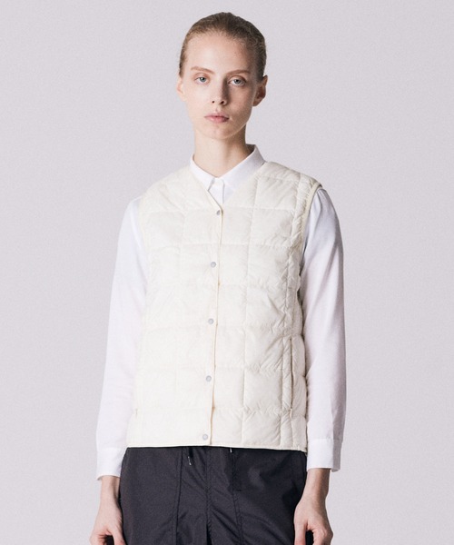 TAION(タイオン)の「【TAION(タイオン)】〈ウィメンズ〉ベーシック Vネックボタン インナーダウンベスト(ダウンベスト・レディース・チョコ/ネイビー系6/カーキ/サンドベージュ/オフホワイト/レモンイエロー/オレンジ/オリーブ/グレー/ライトグレー/ラベンダー/ダークネイビー/モカ/ベージュ/ダークオリーブ/チャコールグレー/ブラック/ダークグリーン/ミント/ダークグリーン系/ネイビー/チャコール/ケリーグリーン/レオパード/その他8/ベージュ系4/ベージュ系5/ブラック系その他3・XL/M/L/2XL/S)」の2枚目の写真