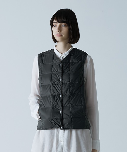 TAION(タイオン)の「【TAION(タイオン)】〈ウィメンズ〉ベーシック Vネックボタン インナーダウンベスト(ダウンベスト・レディース・チョコ/ネイビー系6/カーキ/サンドベージュ/オフホワイト/レモンイエロー/オレンジ/オリーブ/グレー/ライトグレー/ラベンダー/ダークネイビー/モカ/ベージュ/ダークオリーブ/チャコールグレー/ブラック/ダークグリーン/ミント/ダークグリーン系/ネイビー/チャコール/ケリーグリーン/レオパード/その他8/ベージュ系4/ベージュ系5/ブラック系その他3・XL/M/L/2XL/S)」の7枚目の写真