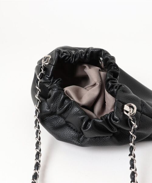 styiro(スタイロ)の「【調節可】シャーリングチェーンショルダーバッグ(ショルダーバッグ・レディース・ブラック/ブラウン/レッド/シルバー・FREE)」の8枚目の写真