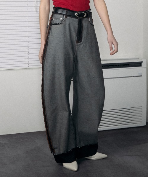 le ELMi（ルエルミ）の「Roll-up fringe outlinking denim pants / ロールアップ フリンジ アウトリンキング デニムパンツ【セットアップ対応】（デニムパンツ・レディース・ブラック/ブルー・M/L）」の2枚目の写真