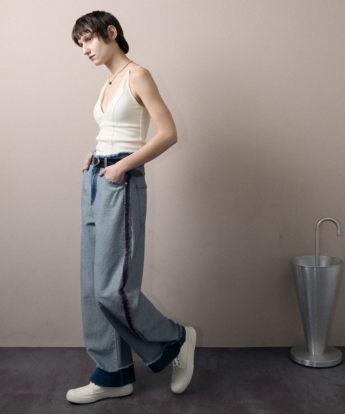 le ELMi（ルエルミ）の「Roll-up fringe outlinking denim pants / ロールアップ フリンジ アウトリンキング デニムパンツ【セットアップ対応】（デニムパンツ・レディース・ブラック/ブルー・M/L）」の10枚目の写真