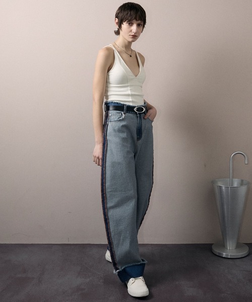 le ELMi（ルエルミ）の「Roll-up fringe outlinking denim pants / ロールアップ フリンジ アウトリンキング デニムパンツ【セットアップ対応】（デニムパンツ・レディース・ブラック/ブルー・M/L）」の11枚目の写真