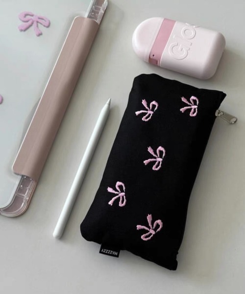 E&C closet…（イーアンドシークローゼット）の「リボン刺繍スリムペンケース（ポーチ・レディース・ブラック・FREE）」の3枚目の写真