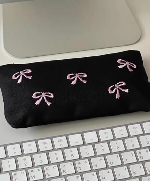 E&C closet…（イーアンドシークローゼット）の「リボン刺繍スリムペンケース（ポーチ・レディース・ブラック・FREE）」の6枚目の写真