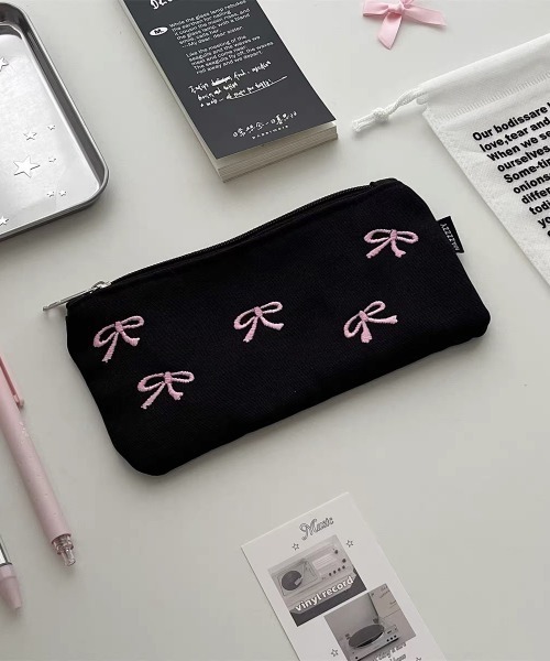 E&C closet…（イーアンドシークローゼット）の「リボン刺繍スリムペンケース（ポーチ・レディース・ブラック・FREE）」の2枚目の写真