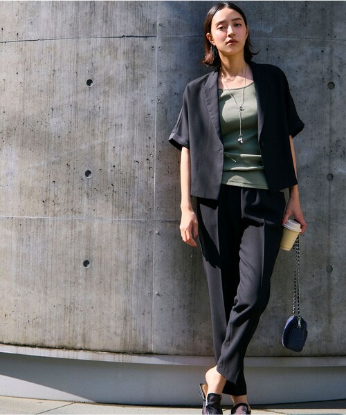 ICB(アイシービー)の「FluidBackSatin クロップドジャケット(その他アウター・レディース・ネイビー系/ライトイエロー系/ブラック系・2/4/6/0)」の6枚目の写真