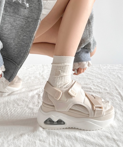 Shoes in Closet(シューズインクローゼット)の「厚底 ボリュームソール フィット ストラップベルト スポーツサンダル 2472(サンダル・レディース・アイボリー/ブラック・M/L/LL/S)」の1枚目の写真