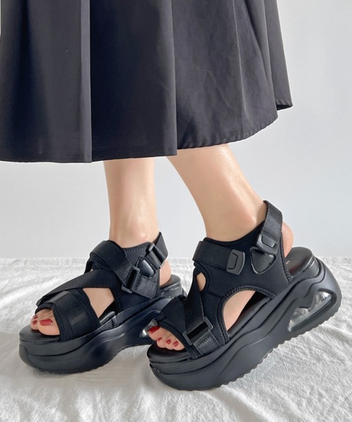Shoes in Closet(シューズインクローゼット)の「厚底 ボリュームソール フィット ストラップベルト スポーツサンダル 2472(サンダル・レディース・アイボリー/ブラック・M/L/LL/S)」の2枚目の写真