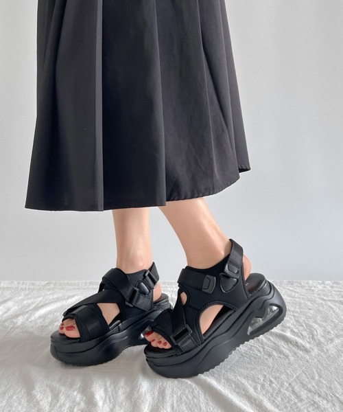 Shoes in Closet(シューズインクローゼット)の「厚底 ボリュームソール フィット ストラップベルト スポーツサンダル 2472(サンダル・レディース・アイボリー/ブラック・M/L/LL/S)」の13枚目の写真