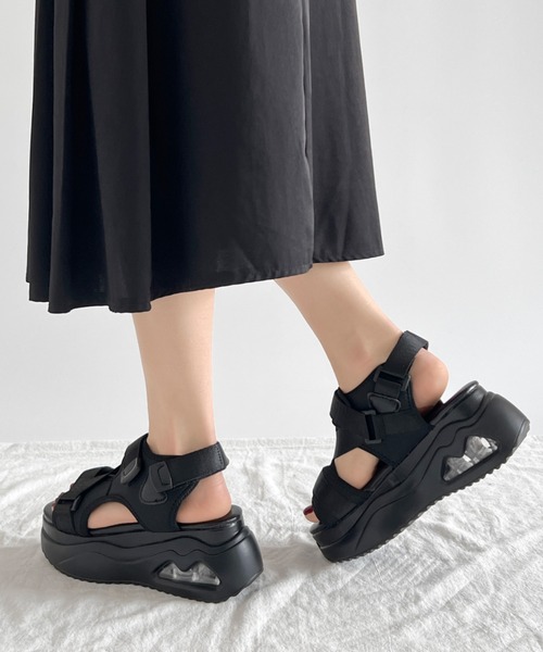 Shoes in Closet(シューズインクローゼット)の「厚底 ボリュームソール フィット ストラップベルト スポーツサンダル 2472(サンダル・レディース・アイボリー/ブラック・M/L/LL/S)」の14枚目の写真