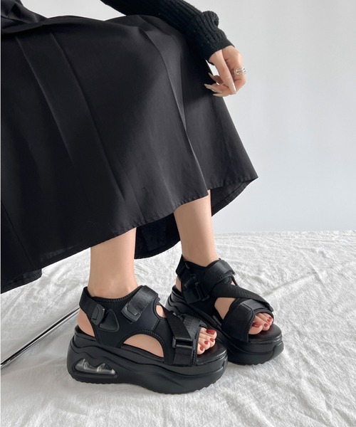 Shoes in Closet(シューズインクローゼット)の「厚底 ボリュームソール フィット ストラップベルト スポーツサンダル 2472(サンダル・レディース・アイボリー/ブラック・M/L/LL/S)」の12枚目の写真
