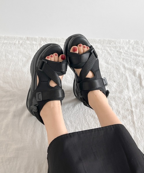 Shoes in Closet(シューズインクローゼット)の「厚底 ボリュームソール フィット ストラップベルト スポーツサンダル 2472(サンダル・レディース・アイボリー/ブラック・M/L/LL/S)」の15枚目の写真