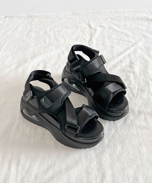 Shoes in Closet(シューズインクローゼット)の「厚底 ボリュームソール フィット ストラップベルト スポーツサンダル 2472(サンダル・レディース・アイボリー/ブラック・M/L/LL/S)」の16枚目の写真