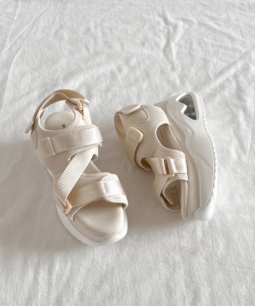 Shoes in Closet(シューズインクローゼット)の「厚底 ボリュームソール フィット ストラップベルト スポーツサンダル 2472(サンダル・レディース・アイボリー/ブラック・M/L/LL/S)」の11枚目の写真