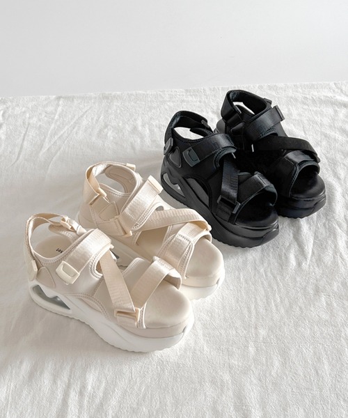 Shoes in Closet(シューズインクローゼット)の「厚底 ボリュームソール フィット ストラップベルト スポーツサンダル 2472(サンダル・レディース・アイボリー/ブラック・M/L/LL/S)」の19枚目の写真