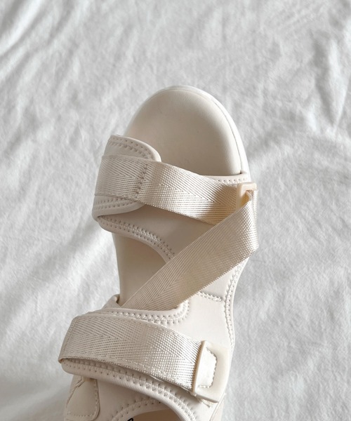Shoes in Closet(シューズインクローゼット)の「厚底 ボリュームソール フィット ストラップベルト スポーツサンダル 2472(サンダル・レディース・アイボリー/ブラック・M/L/LL/S)」の21枚目の写真