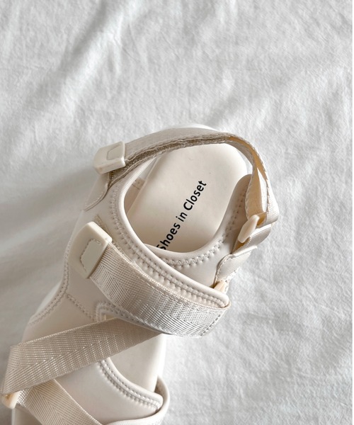 Shoes in Closet(シューズインクローゼット)の「厚底 ボリュームソール フィット ストラップベルト スポーツサンダル 2472(サンダル・レディース・アイボリー/ブラック・M/L/LL/S)」の22枚目の写真