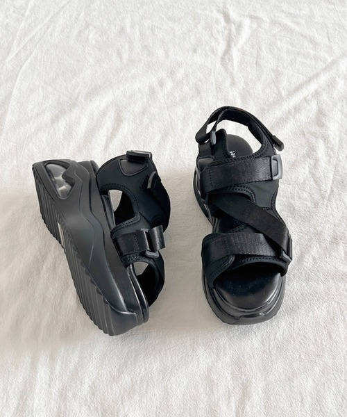 Shoes in Closet(シューズインクローゼット)の「厚底 ボリュームソール フィット ストラップベルト スポーツサンダル 2472(サンダル・レディース・アイボリー/ブラック・M/L/LL/S)」の18枚目の写真