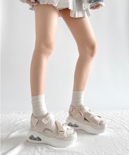 Shoes in Closet(シューズインクローゼット)の「厚底 ボリュームソール フィット ストラップベルト スポーツサンダル 2472(サンダル・レディース・アイボリー/ブラック・M/L/LL/S)」の5枚目の写真