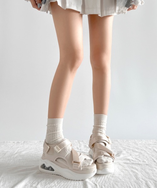 Shoes in Closet(シューズインクローゼット)の「厚底 ボリュームソール フィット ストラップベルト スポーツサンダル 2472(サンダル・レディース・アイボリー/ブラック・M/L/LL/S)」の6枚目の写真