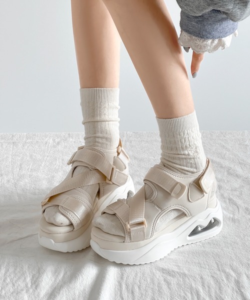 Shoes in Closet(シューズインクローゼット)の「厚底 ボリュームソール フィット ストラップベルト スポーツサンダル 2472(サンダル・レディース・アイボリー/ブラック・M/L/LL/S)」の8枚目の写真