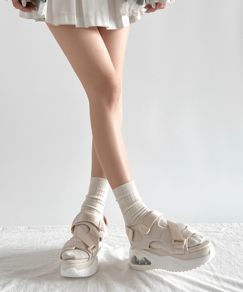 Shoes in Closet(シューズインクローゼット)の「厚底 ボリュームソール フィット ストラップベルト スポーツサンダル 2472(サンダル・レディース・アイボリー/ブラック・M/L/LL/S)」の7枚目の写真