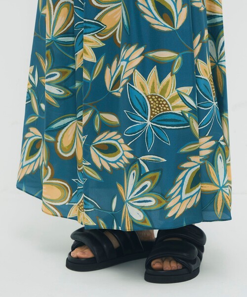 caban（キャバン）の「シルク COLETTEフラワープリント ロングワンピース（ワンピース・レディース・ブルー系その他2/イエロー系その他2・FREE）」の5枚目の写真
