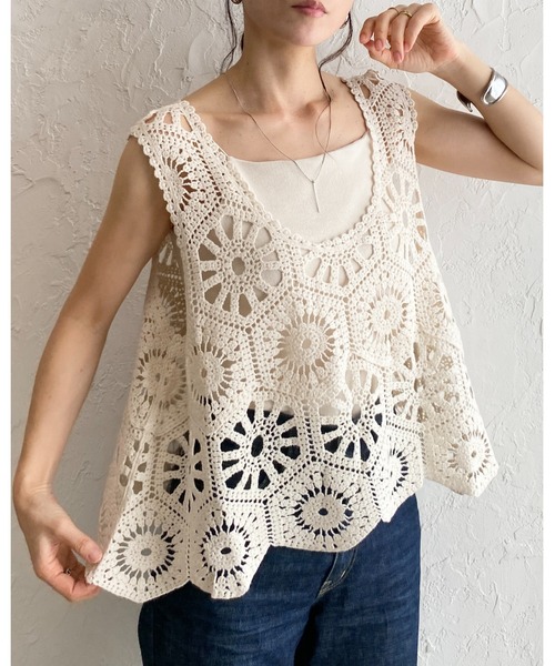 She's Closet（シーズクローゼット）の「綿100%ミドル丈深Vネック かぎ編み ビスチェ クロシェベスト（ベスト・レディース・アイボリー/ブラック・FREE）」の11枚目の写真