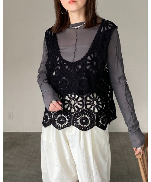 She's Closet（シーズクローゼット）の「綿100%ミドル丈深Vネック かぎ編み ビスチェ クロシェベスト（ベスト・レディース・アイボリー/ブラック・FREE）」の16枚目の写真