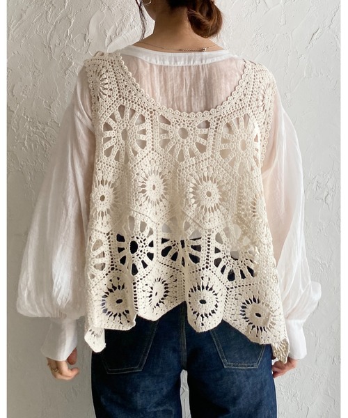 She's Closet（シーズクローゼット）の「綿100%ミドル丈深Vネック かぎ編み ビスチェ クロシェベスト（ベスト・レディース・アイボリー/ブラック・FREE）」の20枚目の写真