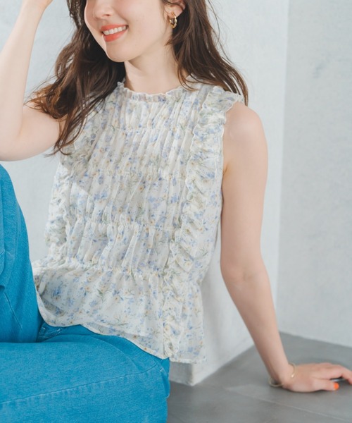 MISCH MASCH(ミッシュマッシュ)の「小花柄シャーリングノースリブラウス(シャツ/ブラウス・レディース・ブラック/ピンク/ホワイト・フリ-)」の2枚目の写真