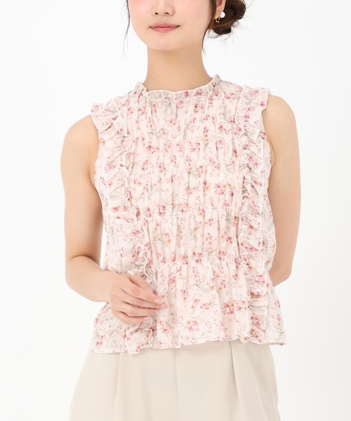 MISCH MASCH(ミッシュマッシュ)の「小花柄シャーリングノースリブラウス(シャツ/ブラウス・レディース・ブラック/ピンク/ホワイト・フリ-)」の1枚目の写真