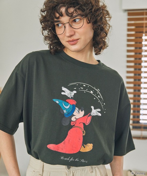 Disney（ディズニー）の「【Disney】ディズニー / FANTASIA /ミッキーマウス / ファンタジア / 別注グラフィックプリント半袖Tシャツ（Tシャツ/カットソー・レディース・ブラック系/チャコールグレー/スミクロ/ネイビー・FREE）」の2枚目の写真