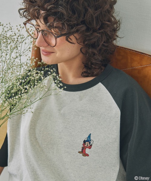 Disney（ディズニー）の「【Disney】ディズニー / FANTASIA /ミッキーマウス / ファンタジア / 別注グラフィックプリント半袖Tシャツ（Tシャツ/カットソー・レディース・ブラック系/チャコールグレー/スミクロ/ネイビー・FREE）」の21枚目の写真