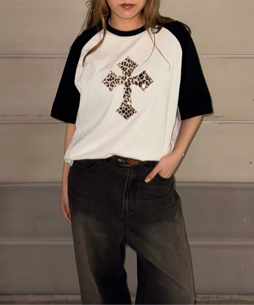 sedacle(セダクル)の「ラインストーン柄クロスアップリケTシャツ(Tシャツ/カットソー・レディース・カーキ/ブラック/ブラウン・SMALL/MEDIUM/LARGE)」の3枚目の写真