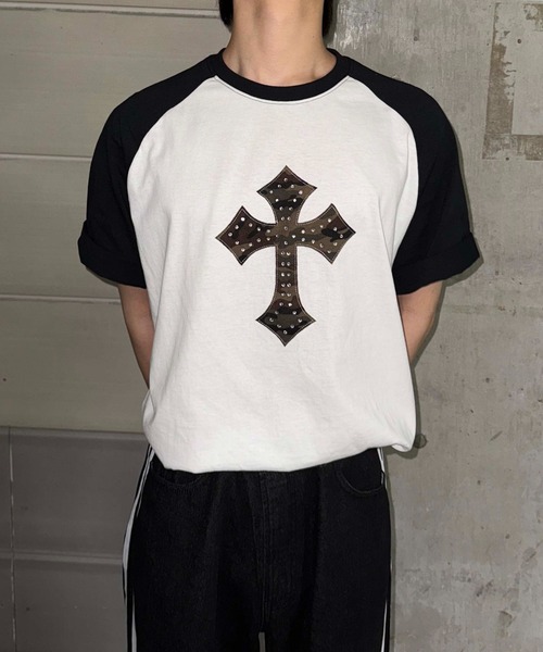 sedacle(セダクル)の「ラインストーン柄クロスアップリケTシャツ(Tシャツ/カットソー・レディース・カーキ/ブラック/ブラウン・SMALL/MEDIUM/LARGE)」の1枚目の写真