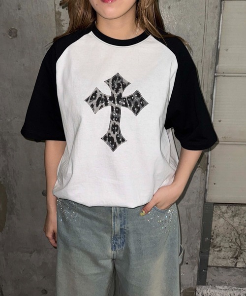 sedacle(セダクル)の「ラインストーン柄クロスアップリケTシャツ(Tシャツ/カットソー・レディース・カーキ/ブラック/ブラウン・SMALL/MEDIUM/LARGE)」の2枚目の写真