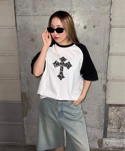 sedacle(セダクル)の「ラインストーン柄クロスアップリケTシャツ(Tシャツ/カットソー・レディース・カーキ/ブラック/ブラウン・SMALL/MEDIUM/LARGE)」の8枚目の写真