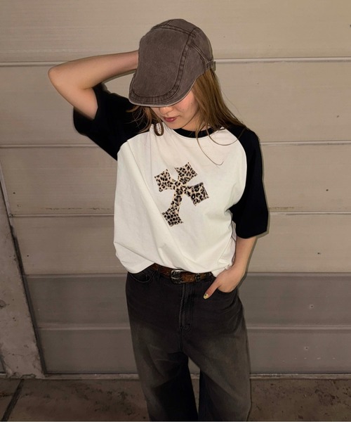 sedacle(セダクル)の「ラインストーン柄クロスアップリケTシャツ(Tシャツ/カットソー・レディース・カーキ/ブラック/ブラウン・SMALL/MEDIUM/LARGE)」の12枚目の写真
