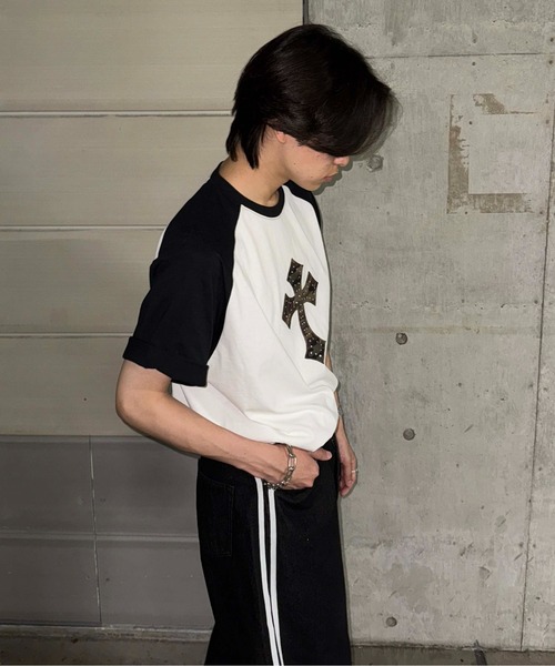 sedacle(セダクル)の「ラインストーン柄クロスアップリケTシャツ(Tシャツ/カットソー・レディース・カーキ/ブラック/ブラウン・SMALL/MEDIUM/LARGE)」の20枚目の写真