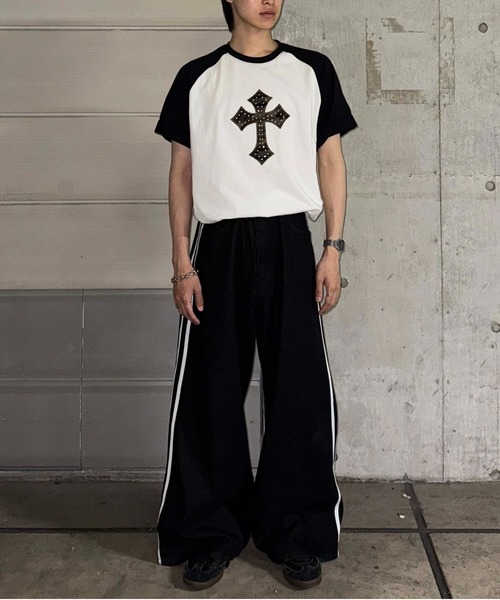 sedacle(セダクル)の「ラインストーン柄クロスアップリケTシャツ(Tシャツ/カットソー・レディース・カーキ/ブラック/ブラウン・SMALL/MEDIUM/LARGE)」の21枚目の写真