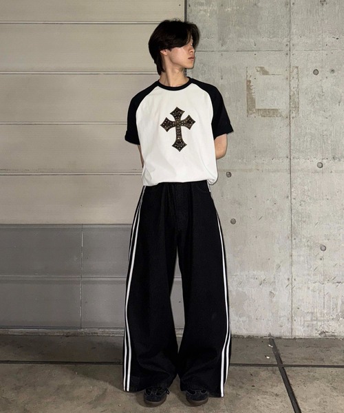 sedacle(セダクル)の「ラインストーン柄クロスアップリケTシャツ(Tシャツ/カットソー・レディース・カーキ/ブラック/ブラウン・SMALL/MEDIUM/LARGE)」の22枚目の写真
