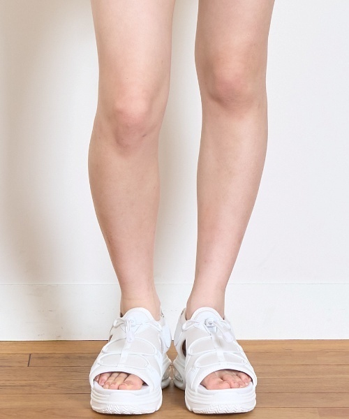 LOVETOXIC（ラブトキシック）の「ドロスト厚底サンダル（サンダル・キッズ・ブラック/オフホワイト/サックスブルー・24-24.5cm/22-22.5/23-23.5cm）」の4枚目の写真