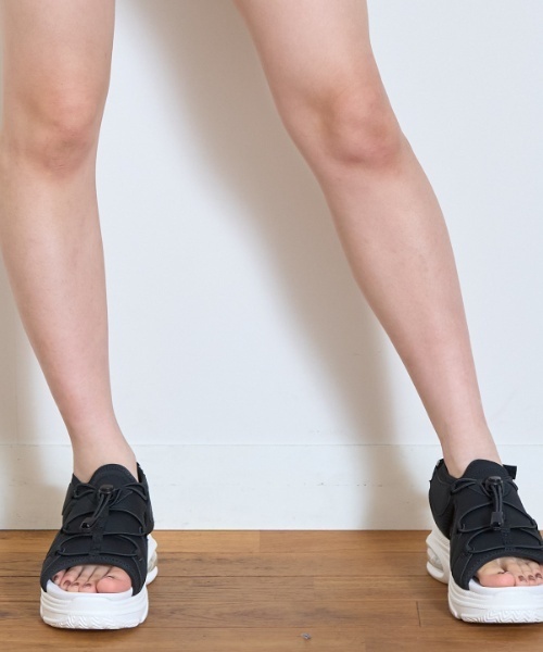 LOVETOXIC（ラブトキシック）の「ドロスト厚底サンダル（サンダル・キッズ・ブラック/オフホワイト/サックスブルー・24-24.5cm/22-22.5/23-23.5cm）」の5枚目の写真